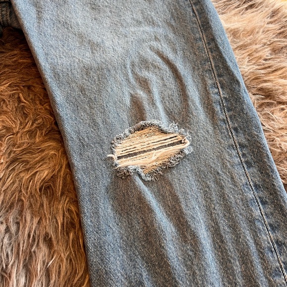 Levis 501 distressed light wash denim - Picture 6 of 14